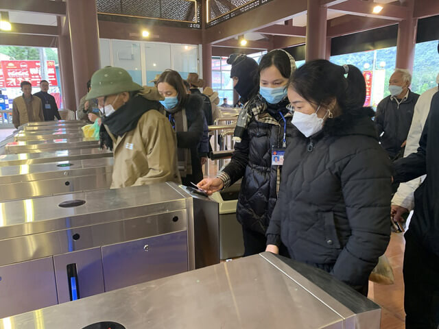 Chủ động mua vé chùa Hương tại điểm bán vé của ban tổ chức 