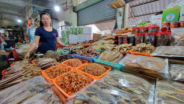 Mua mực, hải sản khô ngon ở chợ đầu mối Cửa Lò 