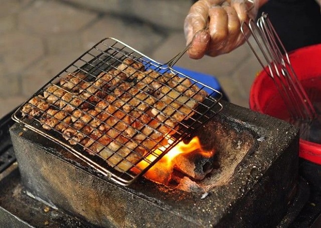 Nướng thịt trên bếp than hoa 