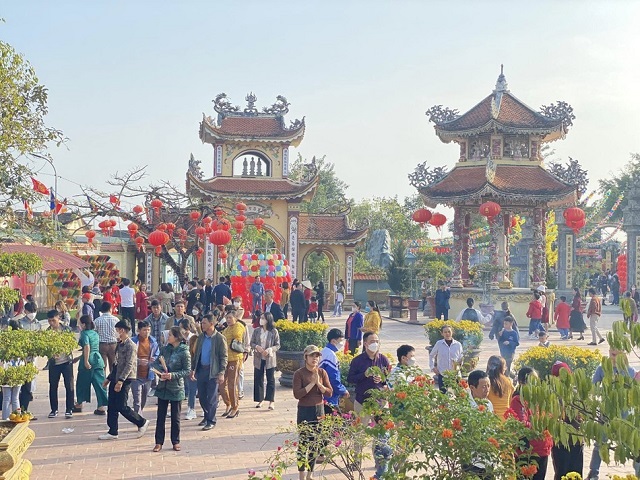 Mùa lễ hội đầu năm ở chùa Chí Linh Yên Thành Nghệ An 