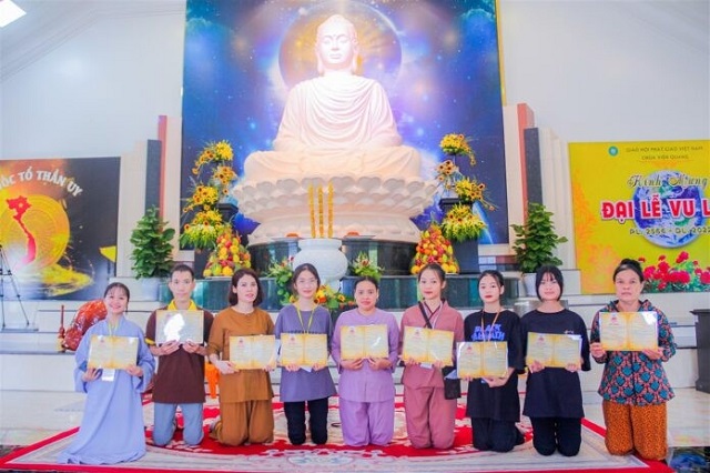 Học sinh khóa tu học ở chùa Viên Quang 