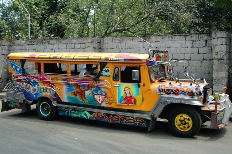 Xe Jeepney phục vụ khách du lịch 