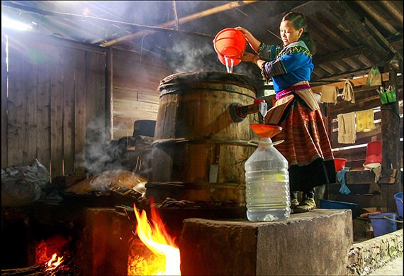 Người Lai Châu nấu rượu ngô kỳ công 
