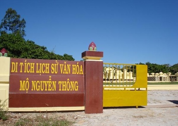 Khu di tích văn hóa mộ Nguyễn Thông nằm ở chân núi Cố 